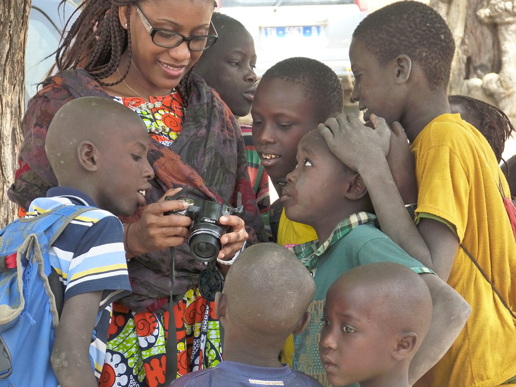 Sénégal 2016, des enfants autour d'une missionnaire avec un appareil photo
