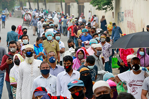 Prions pour ceux qui souffrent, ici au Bangladesh