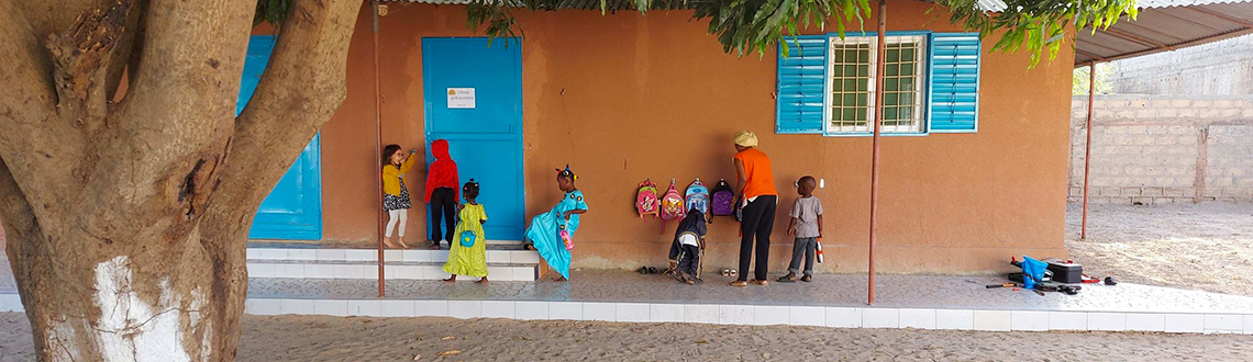 Cours extérieure de l'école la Source Au Sénégal