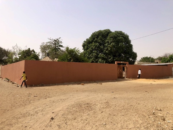 Le mur extérieur de l'école : mission Sénégal